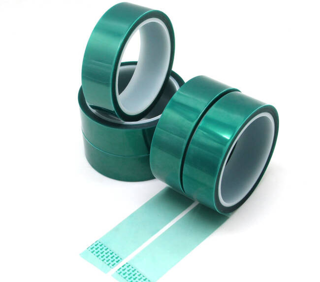 Bandă adezivă termorezistentă, disponibilă în dimensiuni de 30 mm, 40 mm și 50 mm lățime, cu lungime standard de 66 m